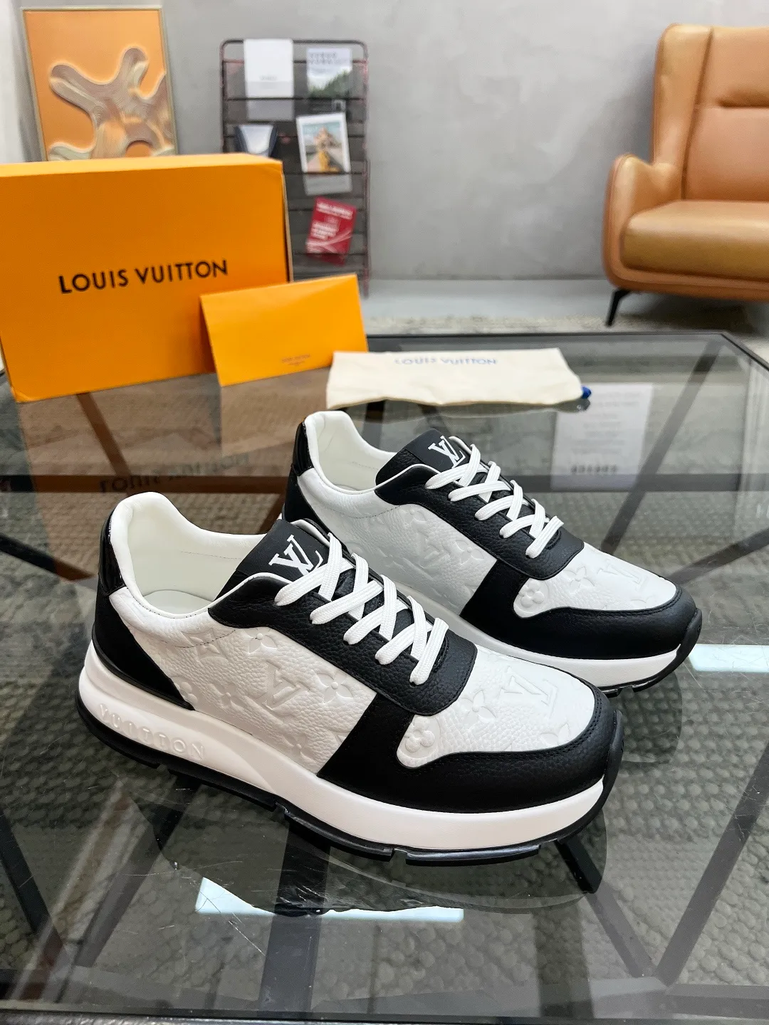 Factory price: 480💰LV🔍Top purchasing agent🇮🇹 Road Street God's new sneakers are coming and are available at counters simultaneously. Original factory configuration, original cowhide fabric imported from Italy, high-quality embossed splicing complex process, sports trendy person, imported water-dyed sheepskin lining, soles: Wang Yuan factory specially provides original soles, super comfortable, original factory single goods 🔍🔍High quality, you can enter and leave the counter at will, welcome to compare and synchronize with the counter, code number 38-44, customized 45